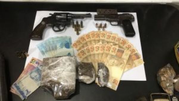 Dinheiro, armas, munições e drogas apreendidas - Foto: divulgação/PC