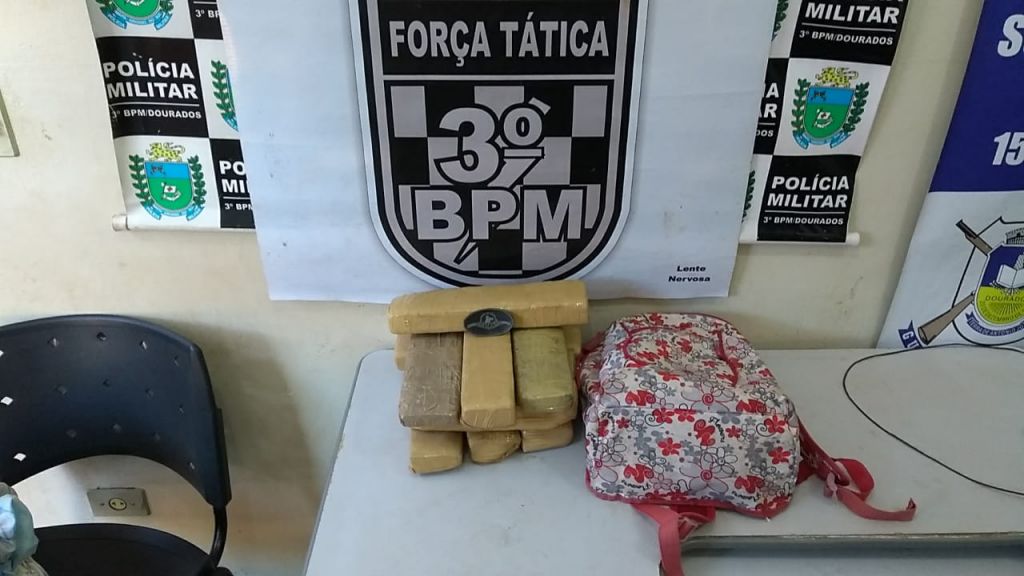 Mochila encontrada com suspeita estava cheia de maconha (Foto: Adilson Domingos)