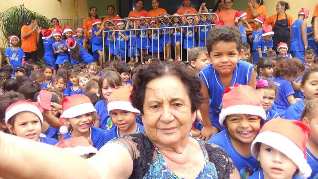 Crianças atendidas na Creche André Luiz tratam dona Josephina como avó (Foto: Eliel Oliveira)