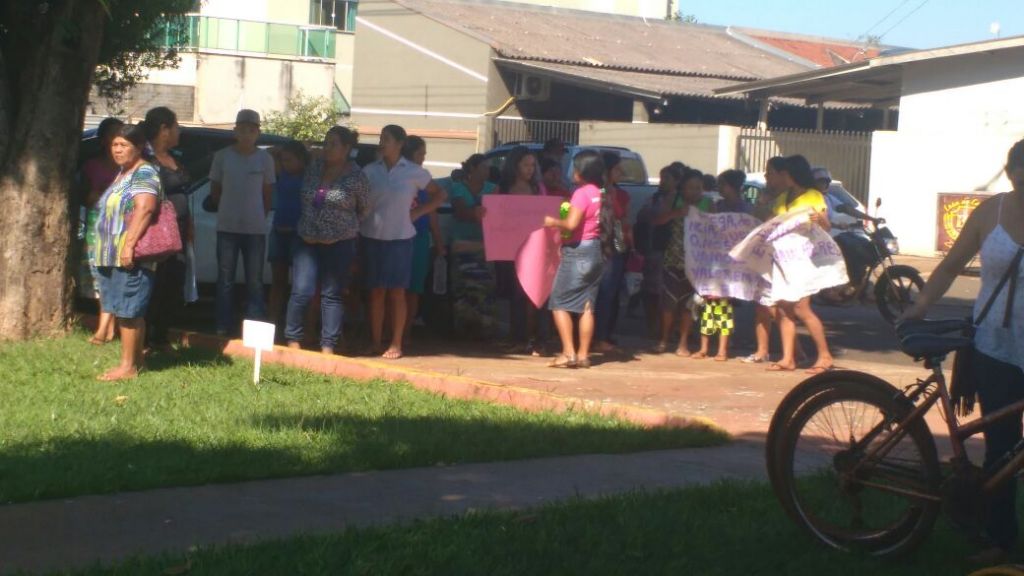 Familiares participam do protesto em frente à delegacia - foto: Adilson Domingues