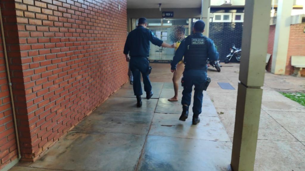 Homem sendo encaminhado à delegacia - Foto: Sidnei Bronka