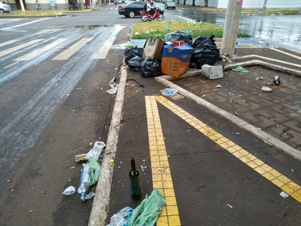 Comerciantes precisaram recolher os lixos deixados pelos torcedores - Foto: Sidnei Bronka
