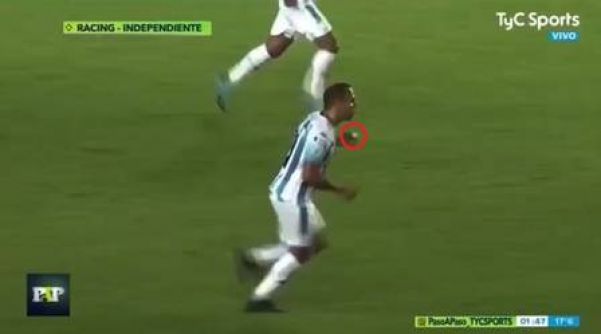 Díaz corre em campo segurando a banana - Foto: Reprodução