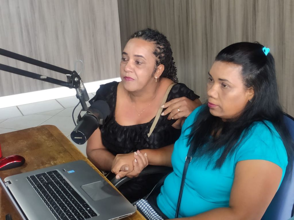 Irmãs fazendo o apelo ao vivo durante nos estúdios da  94FM - Foto: Karol Chicoski
