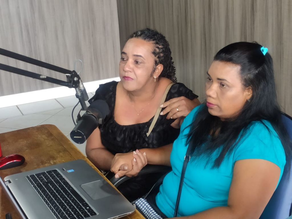 Irmãs fazendo o apelo ao vivo durante nos estúdios da 94FM - Foto: Karol Chicoski