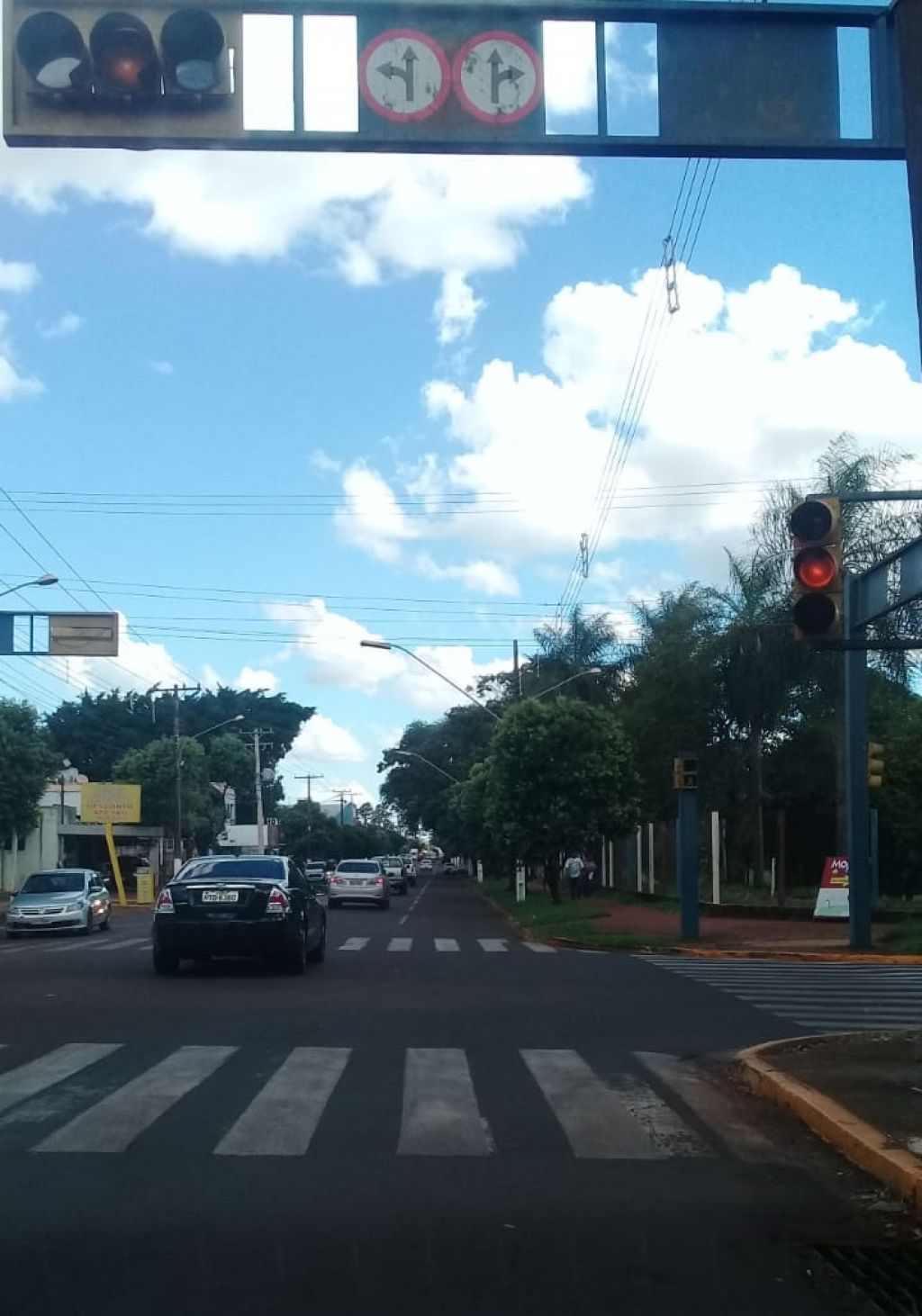 Cruzamento da Rua Coronel Ponciano com a Avenida Joaquim Teixeira Alves tem semáforo estragado (Foto: 94FM)