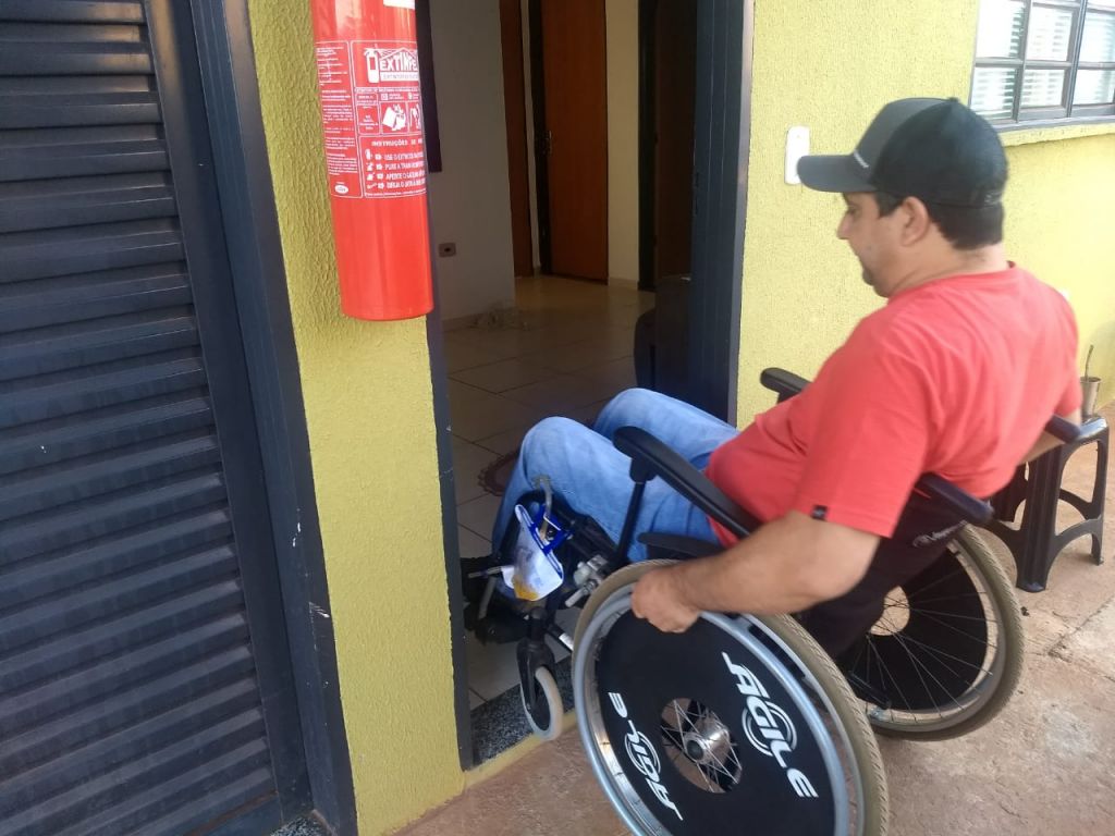 Luciano Rocha comentou sobre a dificuldade em entrar no apartamento com cadeiras de rodas 