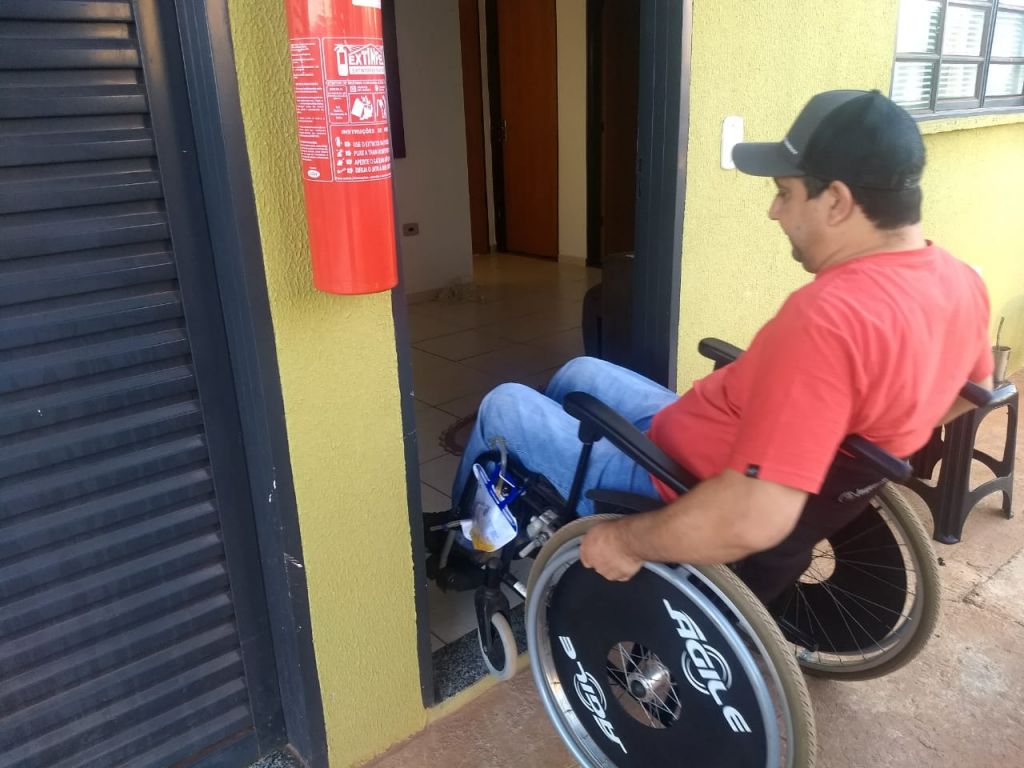 Luciano Rocha comentou sobre a dificuldade em entrar no apartamento com cadeiras de rodas