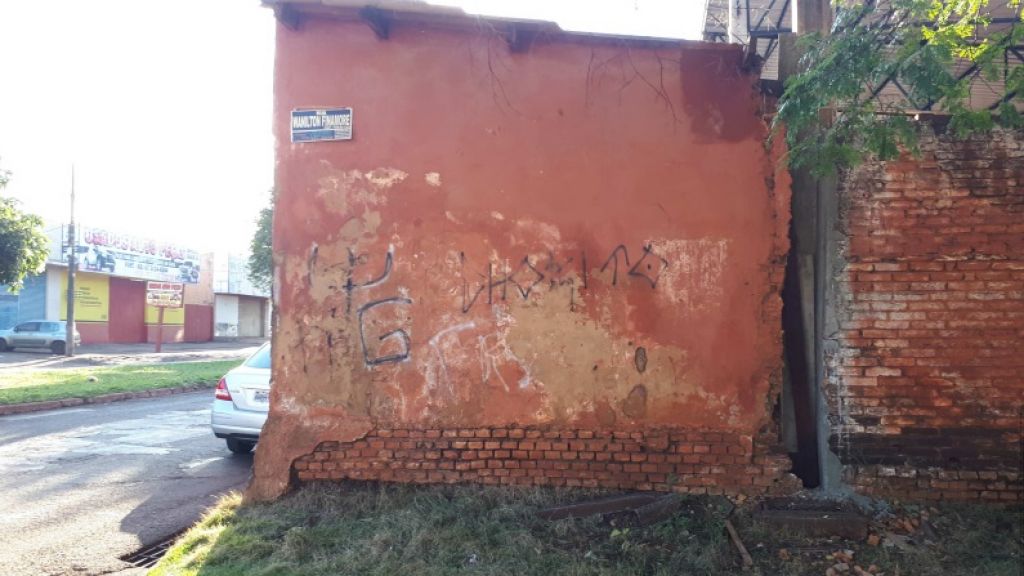 Muro construído no final da década de 1960 ocupava trecho da calçada (Foto: Reprodução)