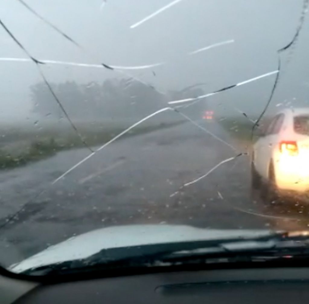 Para-brisa de veículo foi quebrado pelo impacto das pedras de gelo durante chuva de granizo na MS-389 — Foto: Redes Sociais