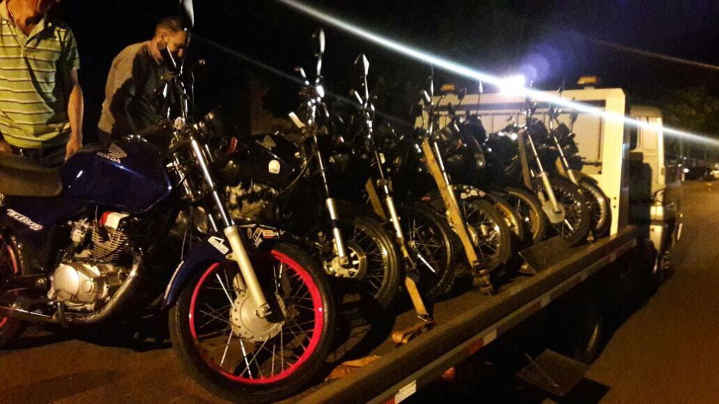 Motos foram apreendidas no domingo em ação contra baderna no centro de Dourados (Foto: Divulgação/PM)