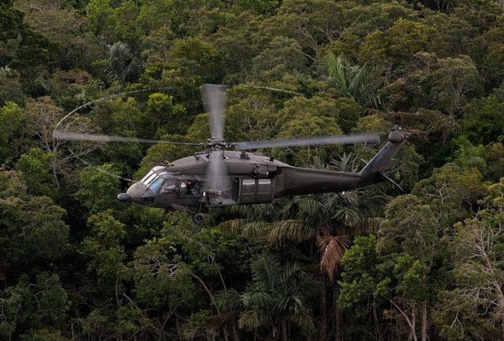 Helicóptero H-60 Black Haw foi empregado na operação de busca (Foto: Sargento Johnson/Agência Força Aérea)