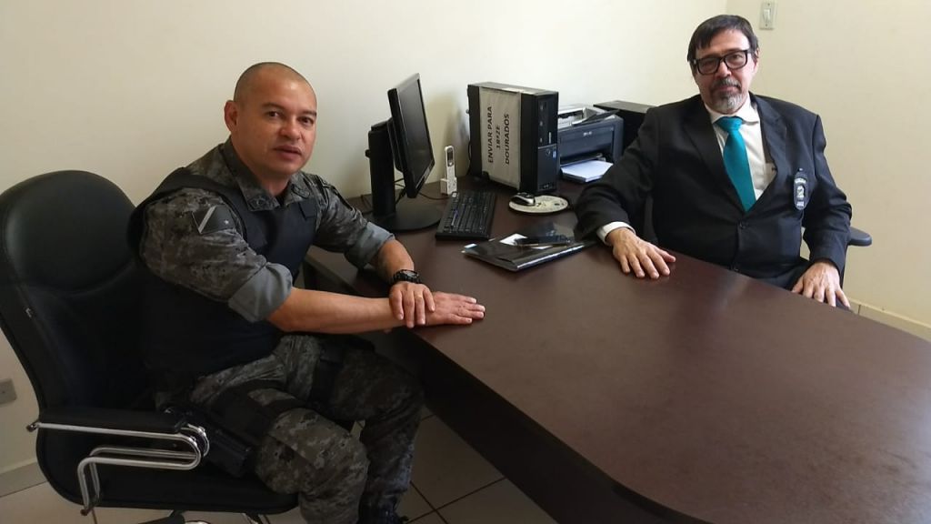 Coronel da PM, Carlos Silva, e juiz eleitoral, Rubens Witzel Filho, dizem que eleição está tranquila em Dourados (Foto: Sidnei Bronka)