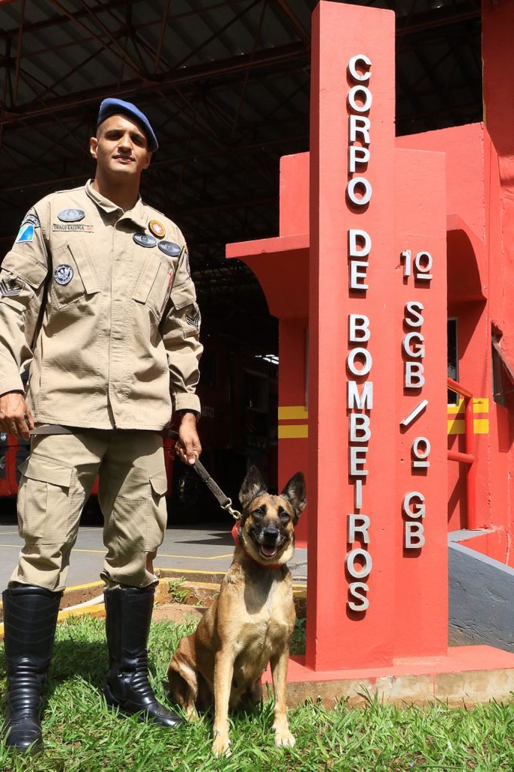 Sargento Thiago Kalunga, responsável pelo canil do Corpo de Bombeiros (Foto: Edemir Rodrigues)