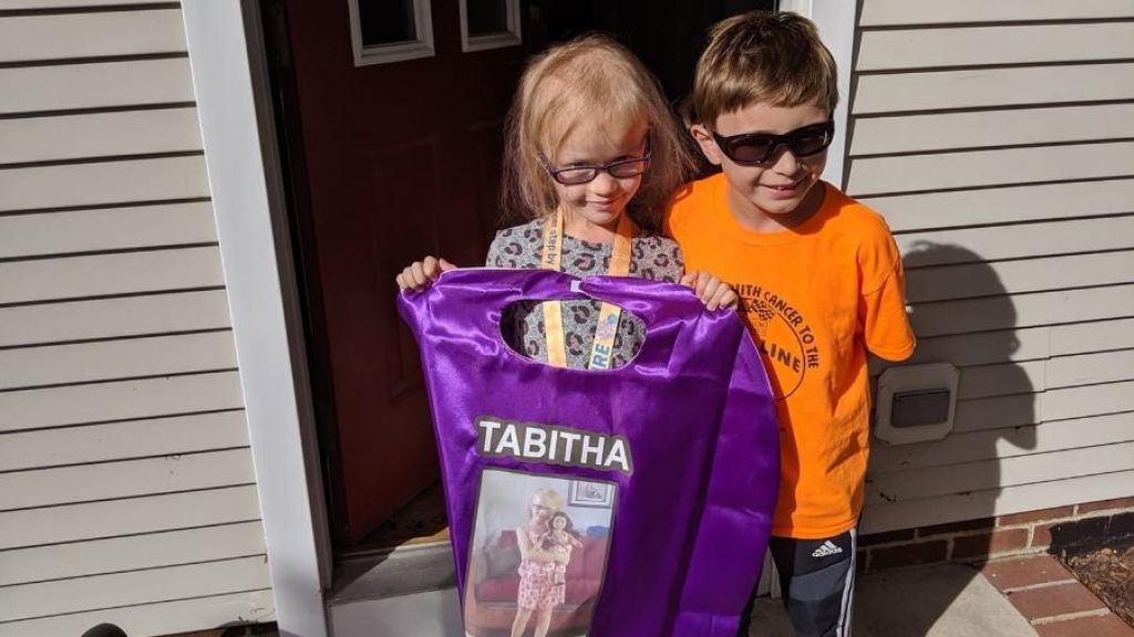 O menino de 9 anos usa sua capa enquanto participa de uma prova de corrida - Imagem: Facebook/matteoruns