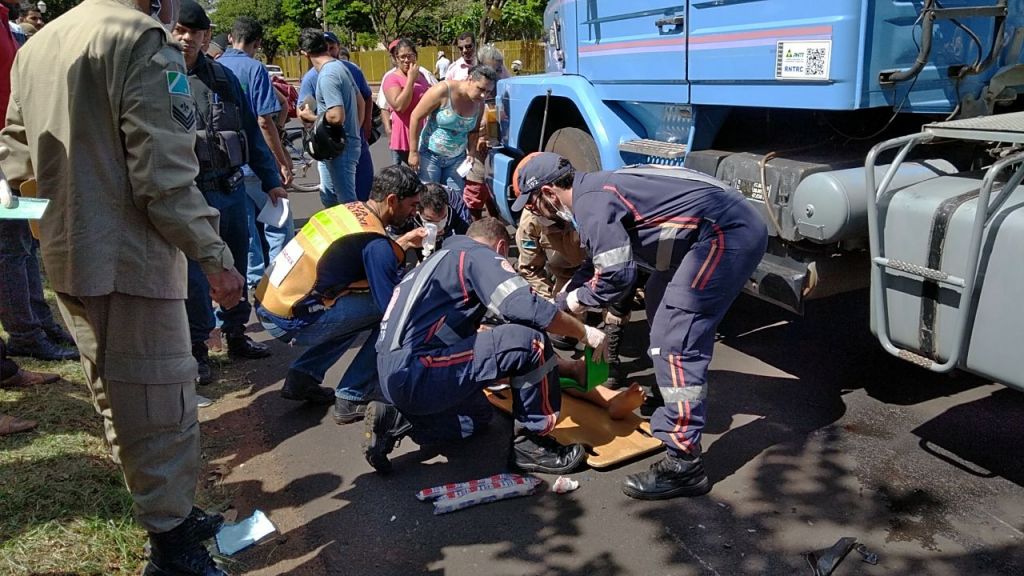 Motociclista foi socorrida com escoriações e levada para hospital (Foto: Adilson Domingos)