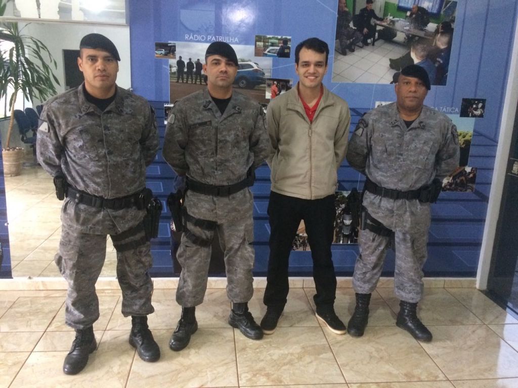Militares receberam agradecimento de jovem que foi salvo de linchamento no sábado (Foto: Divulgação/PM)