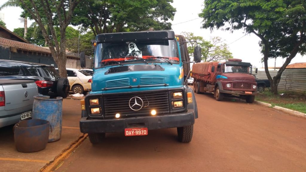 Caminhão flagrado com a droga era conduzido por um morador em Dourados (Foto: Sidnei Bronka)