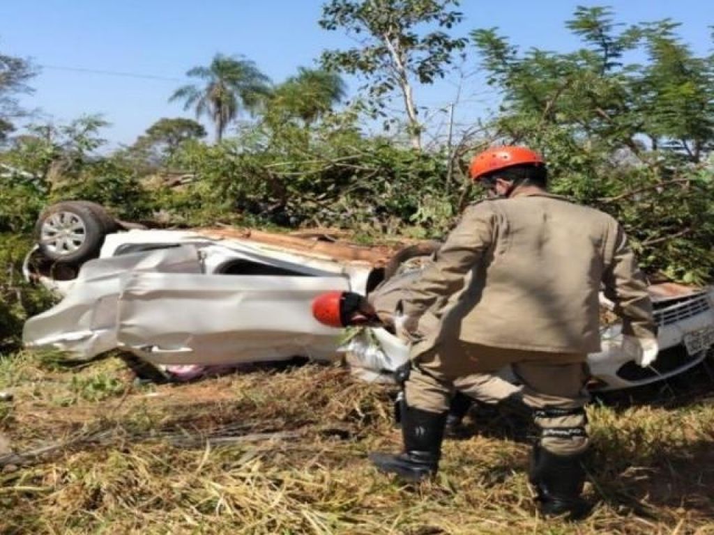 Carro que a servidora dirigia parou com as quatro rodas para cima (Foto: reprodução/Maracaju Speed)