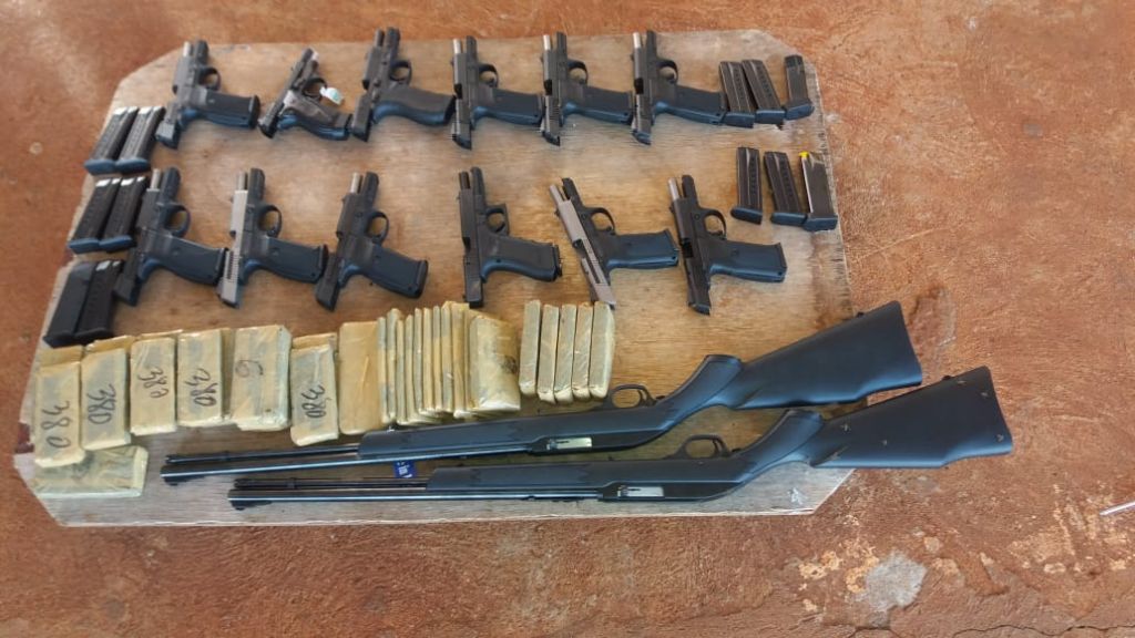 Armas apreendidas iriam para Goiânia, segundo as autoridades policiais (Foto: Divulgação)