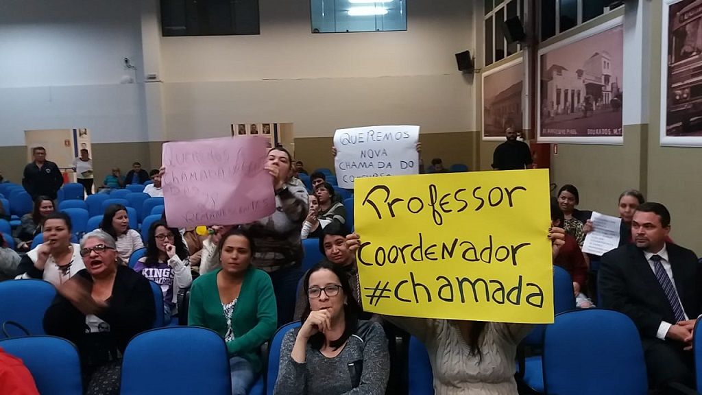 Educadores voltaram a protestar na Câmara; eles cobram prorrogação de concurso público (Foto: Divulgação)