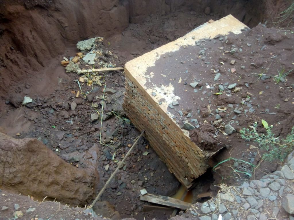 Obras de pavimentação e drenagem não concluídas deixam buraco em rua - Foto: divulgação/94FM