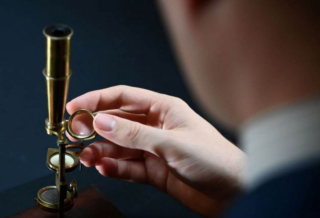 Microscópio que pertencia a Charles Darwin será leiloado em dezembro pela Christie's. - Reuters/Toby Melville/Direitos Reservados