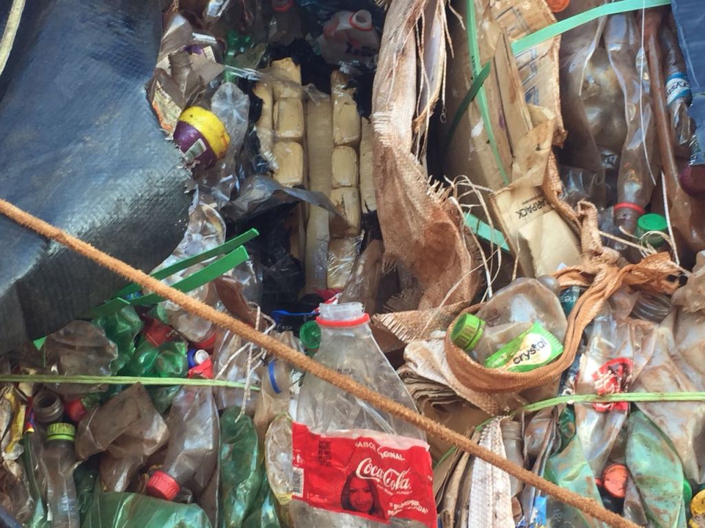 Droga encontrada no meio de lixo reciclável - foto: Adilson Domingos