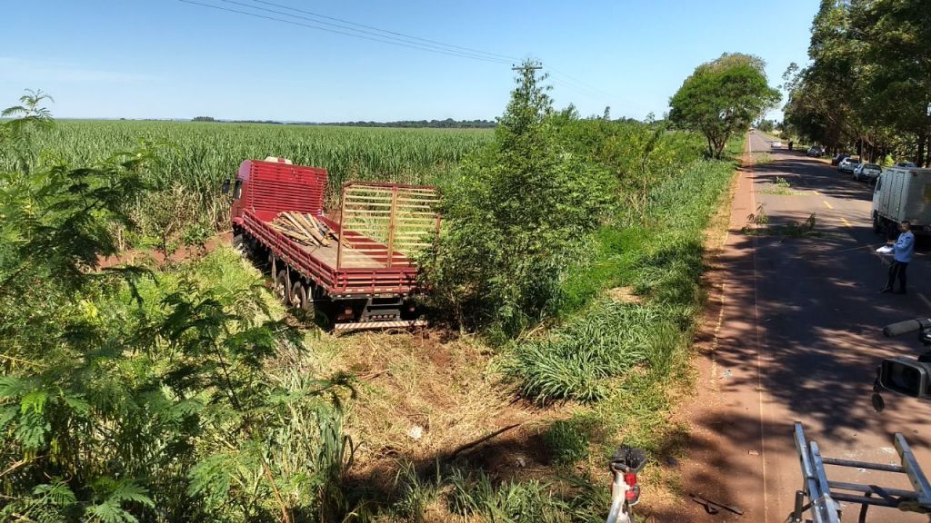 Caminhão saiu da pista após colisão frontal com Voyage entre Dourados e Deodápolis (Foto: Sidnei Bronka)