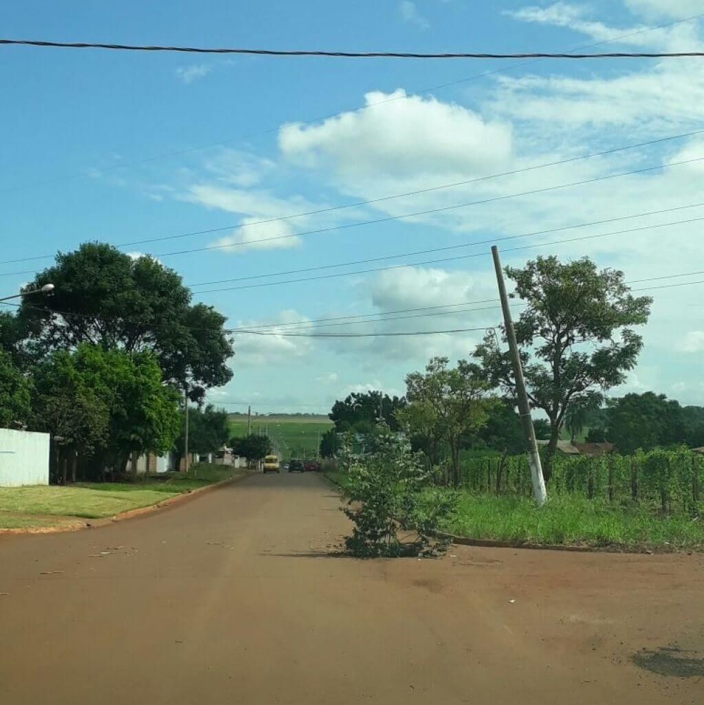 Em fevereiro, bueiro que já estava destampado há 20 dias era sinalizado com galhos (Foto: 94FM)