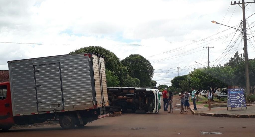 Caminhões colidiram em cruzamento de ruas no Jardim Piratininga (Foto: 94FM)