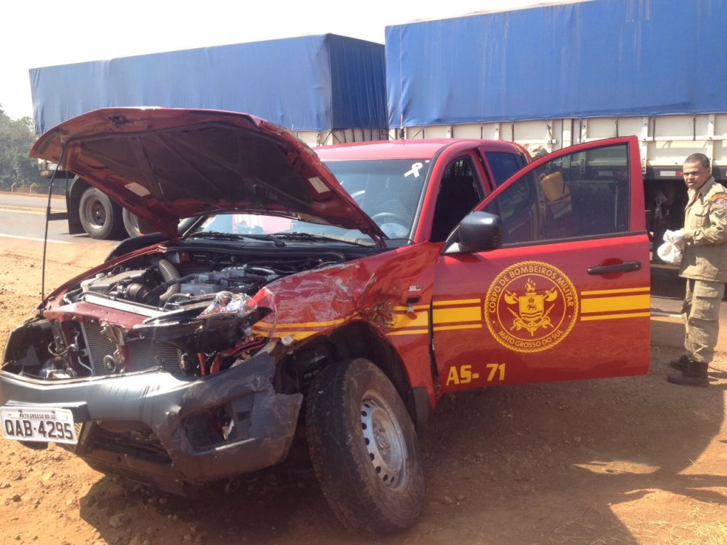 Viatura do Corpo de Bombeiros teria sido atingida por uma carreta na BR-163 (Foto: Sidnei Bronka/94FM)