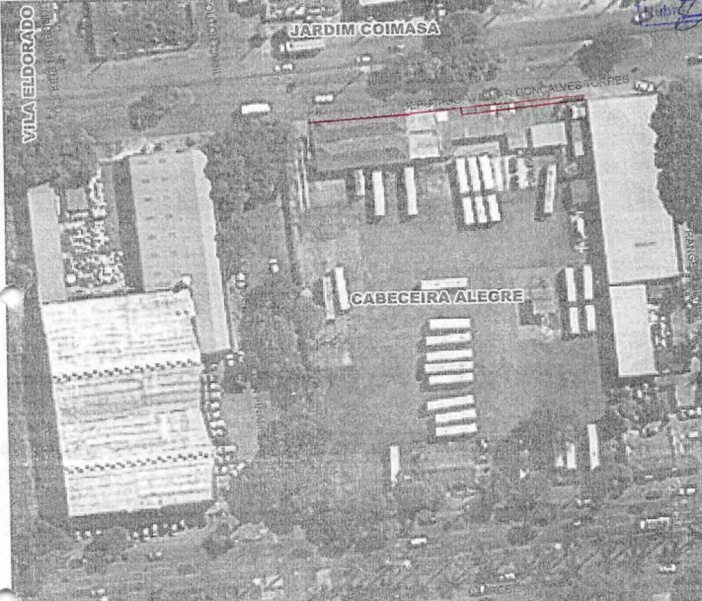 Imagem aérea anexada ao processo pela prefeitura mostra área do passeio público ocupada de forma irregular (Foto: Reprodução)