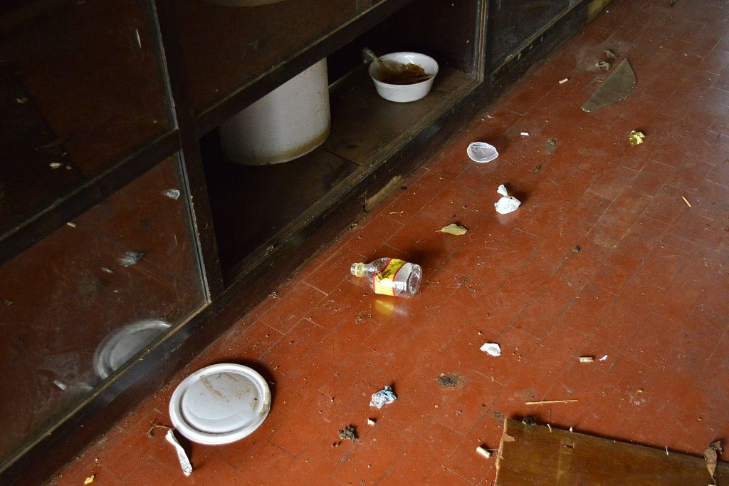Preservativos e embalagens de pinga estão espalhados pelo chão da biblioteca (Fotos: Eliel Oliveira)