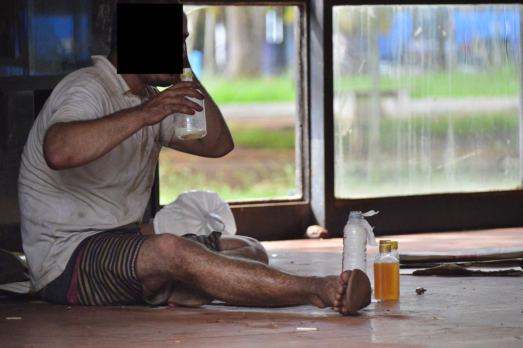 Abandonada, biblioteca instalada na praça tornou-se ponto para consumo de drogas (Foto: Eliel Oliveira)