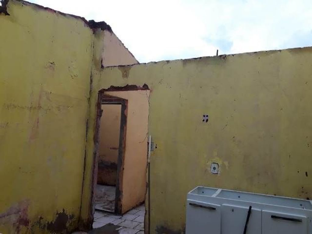 Casa foi destelhada por causa da força do vento (Foto: CaarapoNews)Ve