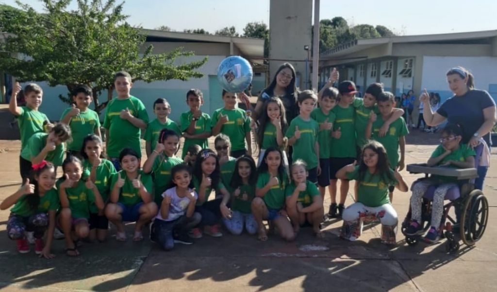Evelin e os coleguinhas da sala do 3º ano na Escola Floriano Viegas Machado