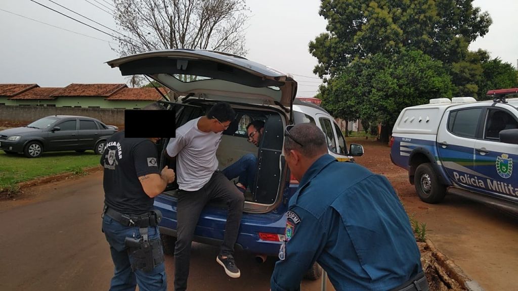 Após denúncia, polícia monitorou local até fazer o flagrante (Foto: Sidnei Bronka)