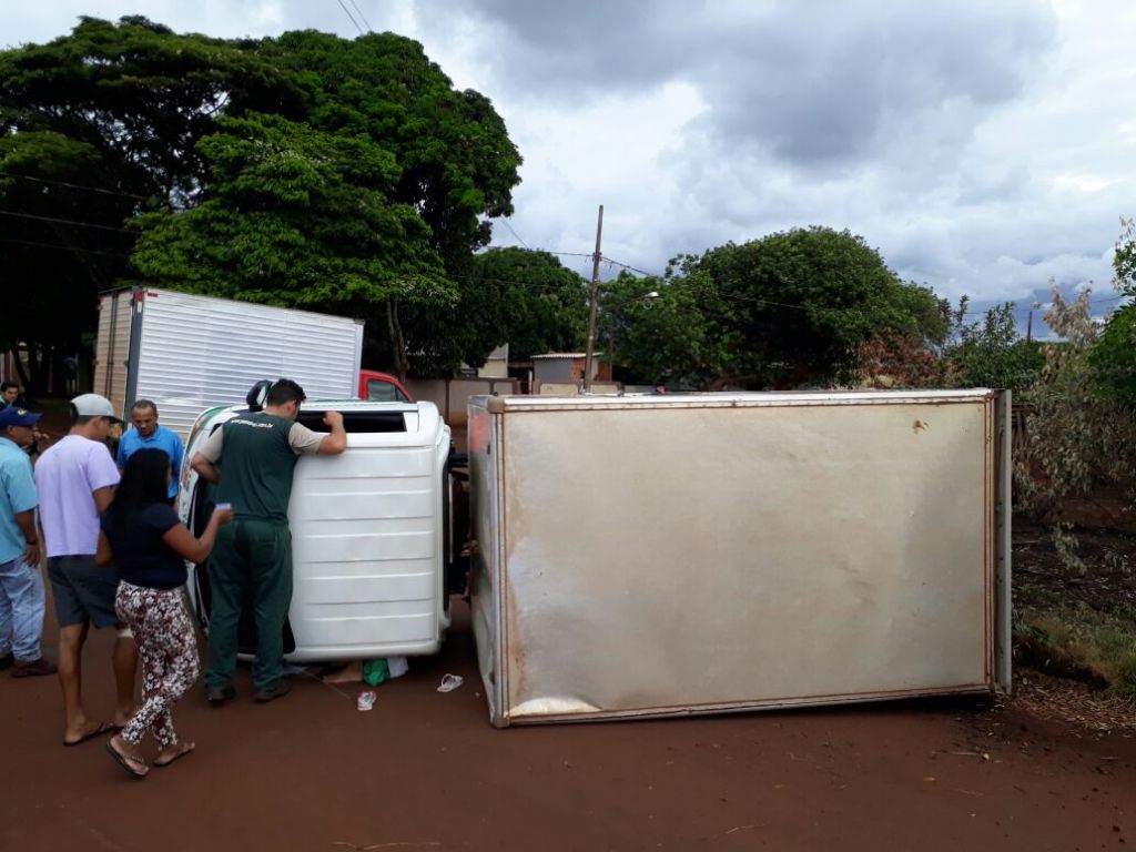 Caminhão tombou após colisão ocorrida no final da manhã de terça-feira em Dourados (Foto: 94FM)