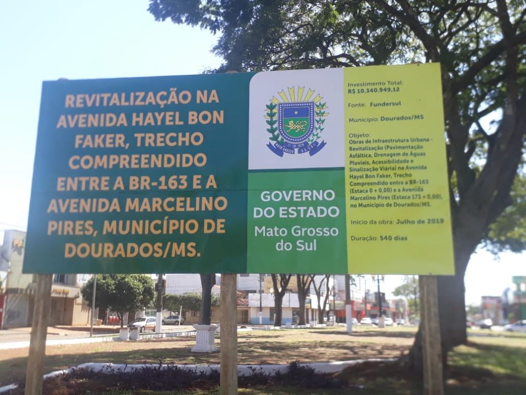 Placa com anúncio das obras de R$ 10 milhões detalha início do serviço em julho (Foto: André Bento)