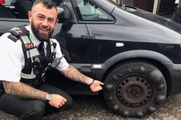 Policial mostra pneu com 13 bolhas: 'recorde' - Foto: Divulgação/Derby City Council Public Protection Team
