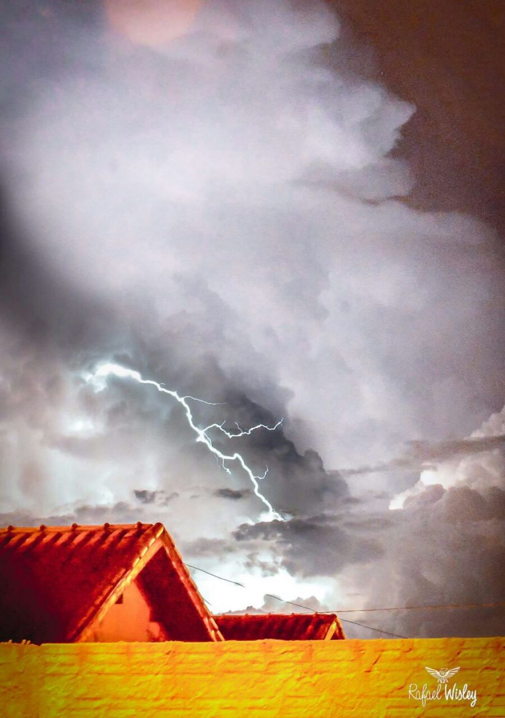 Imagem registrada na região dos Altos do Alvorada mostra descarga elétrica no céu em Dourados (Foto: Rafael Wisley)
