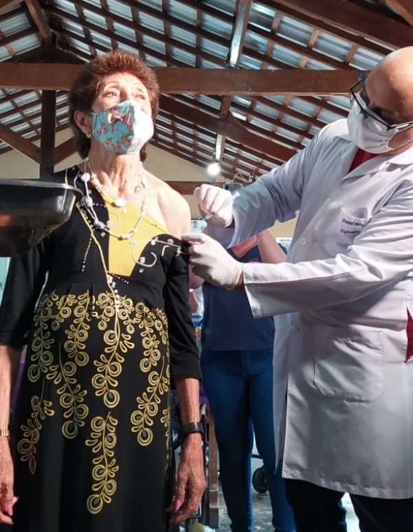 Idosa acolhida no Lar do Idoso de Dourados também recebeu a primeira dose da vacina hoje (Foto: Vanessa Freixo/94FM)