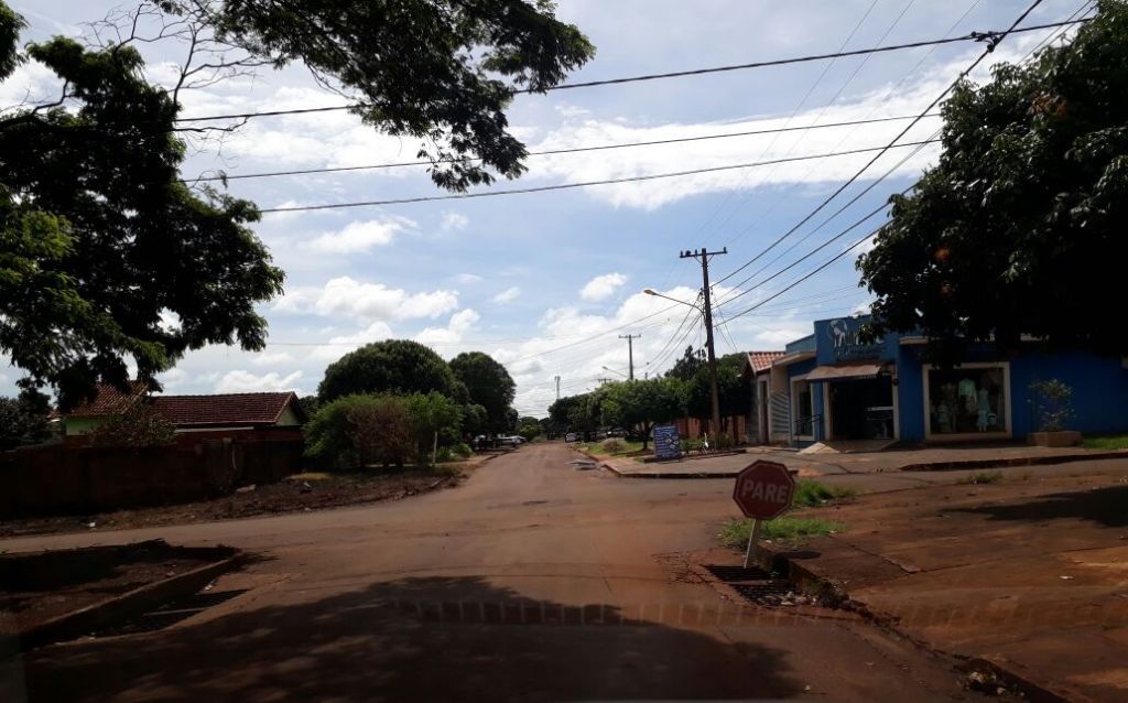 Mesmo após dois acidentes em menos de três dias, esquina segue com sinalização improvisada em bueiro (Foto: 94FM)