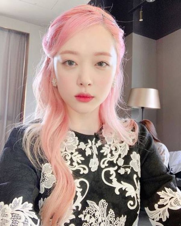 Sulli estreiou em 2005 como uma atriz mirim e, em 2009, começou a cantar pelo grupo f(x) - Foto: Reprodução/Instagram