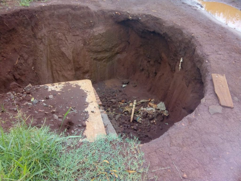Obras de pavimentação e drenagem não concluídas deixam buraco em rua - Foto: divulgação/94FM