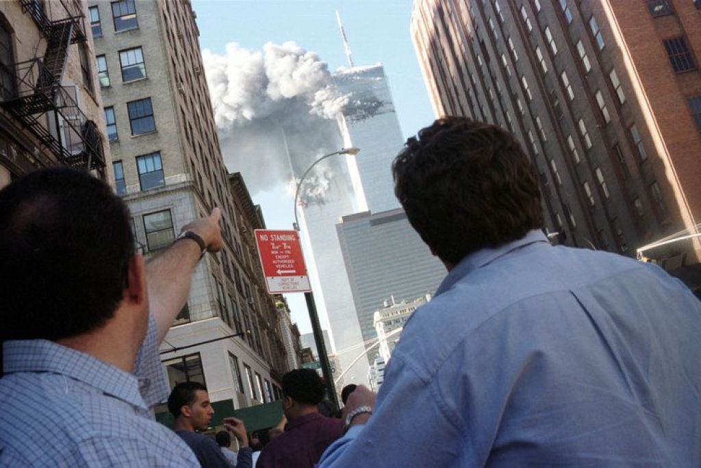Pedestres reagem ao colapso do World Trade Center, em 11 de setembro de 2001. - STR New//Direitos reservados