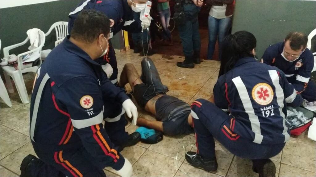 Jonatan Calegari da Silva sendo atendido dentro da igreja - Foto: Sidnei Bronka