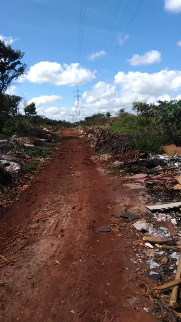 Terrenos baldios viraram ponto de descarte de lixos - foto: divulgação/94FM