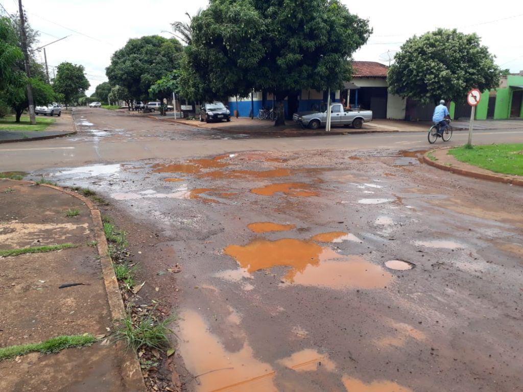 Dois anos após tapa-buracos emergencial, ruas de Dourados seguem quase intransitáveis (Foto: André Bento)